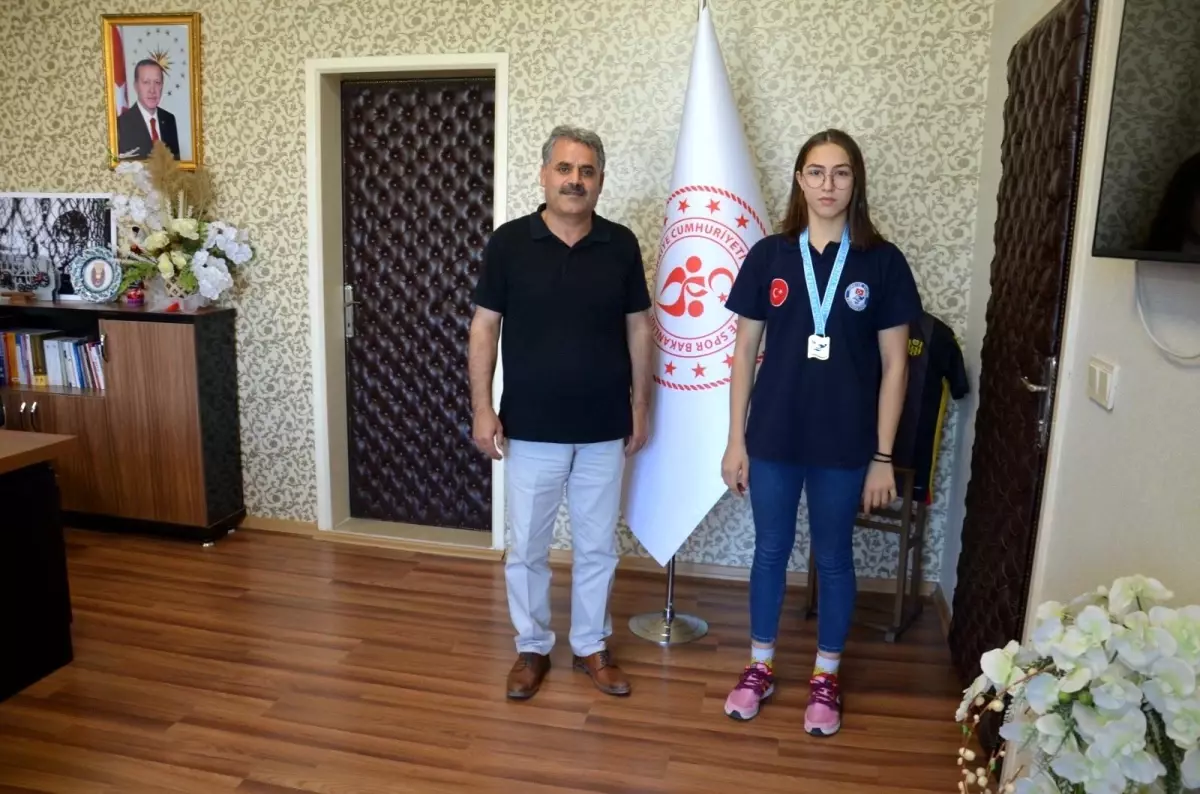 Milli yüzücü Burcunaz Narin'den madalya sözü