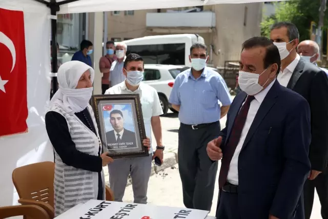 Çocukları dağa kaçırılan aileler HDP binası önünde oturma eylemi yaptı