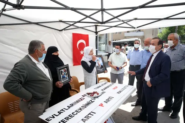Çocukları dağa kaçırılan aileler HDP binası önünde oturma eylemi yaptı