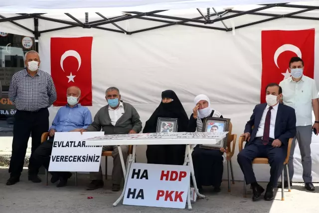Çocukları dağa kaçırılan aileler HDP binası önünde oturma eylemi yaptı