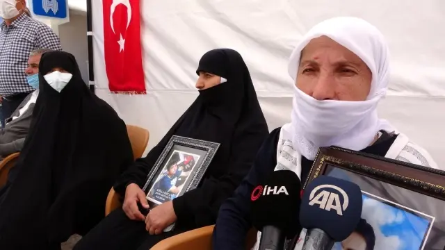 Çocukları dağa kaçırılan aileler HDP binası önünde oturma eylemi yaptı