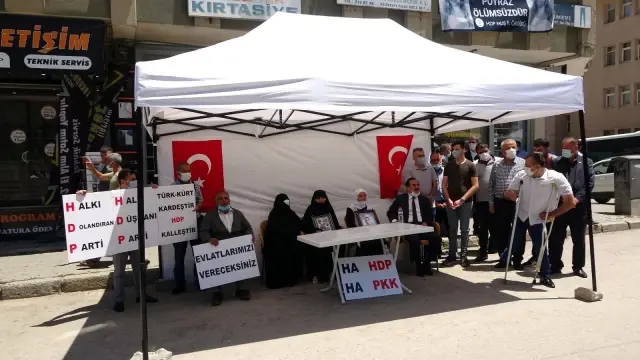 Çocukları dağa kaçırılan aileler HDP binası önünde oturma eylemi yaptı
