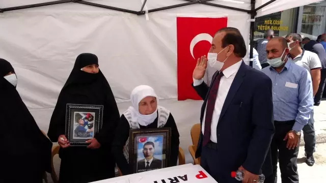 Çocukları dağa kaçırılan aileler HDP binası önünde oturma eylemi yaptı