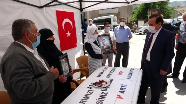 Çocukları dağa kaçırılan aileler HDP binası önünde oturma eylemi yaptı