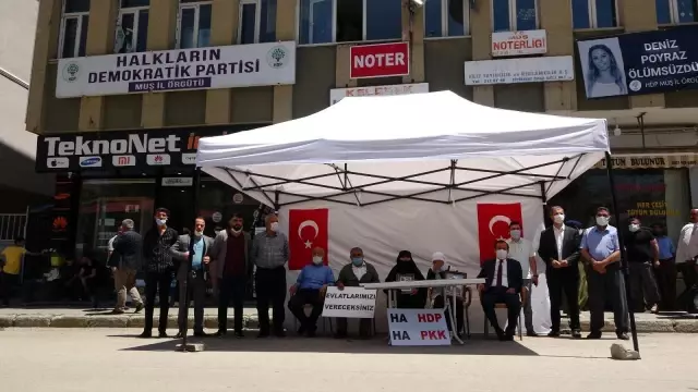 Çocukları dağa kaçırılan aileler HDP binası önünde oturma eylemi yaptı