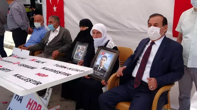 Çocukları dağa kaçırılan aileler HDP binası önünde oturma eylemi yaptı
