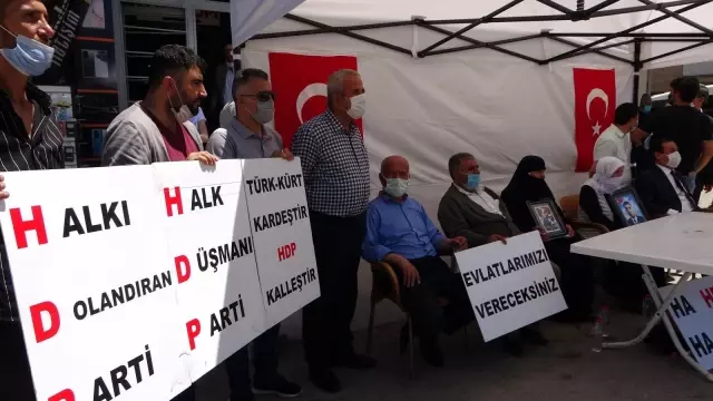 Çocukları dağa kaçırılan aileler HDP binası önünde oturma eylemi yaptı
