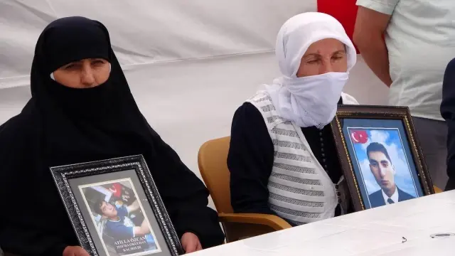 Çocukları dağa kaçırılan aileler HDP binası önünde oturma eylemi yaptı