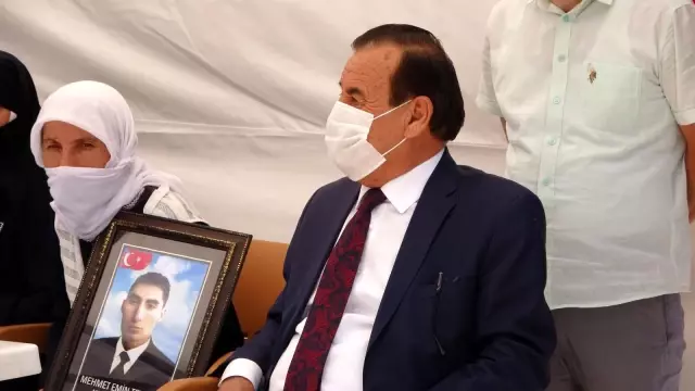 Çocukları dağa kaçırılan aileler HDP binası önünde oturma eylemi yaptı