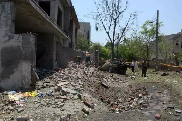 Pakistan'daki patlamada ölü sayısı 4'e yükseldiBombalı saldırı olduğu açıklandı