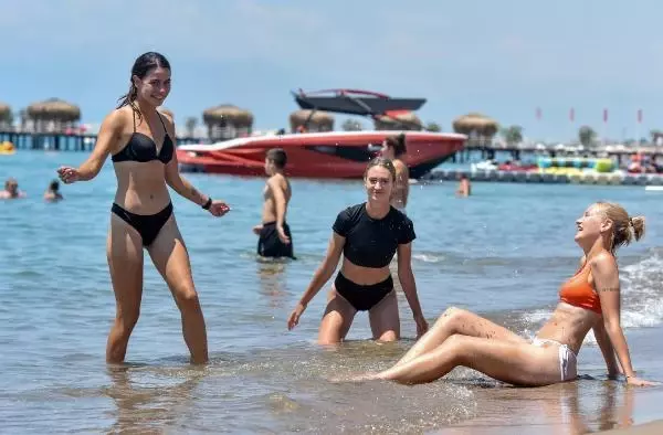 Uçuş yasağı kalktı, Rus turistler sahile indi Uçuş yasağı kalktı, Rus turistler sahile indi