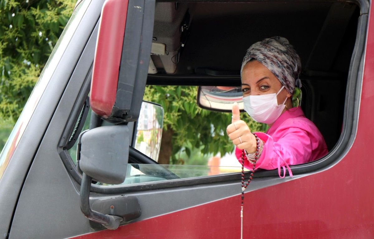 Samsun'un tek kadın ağır vasıta direksiyon öğretmenini gören şaşırıp kalıyor