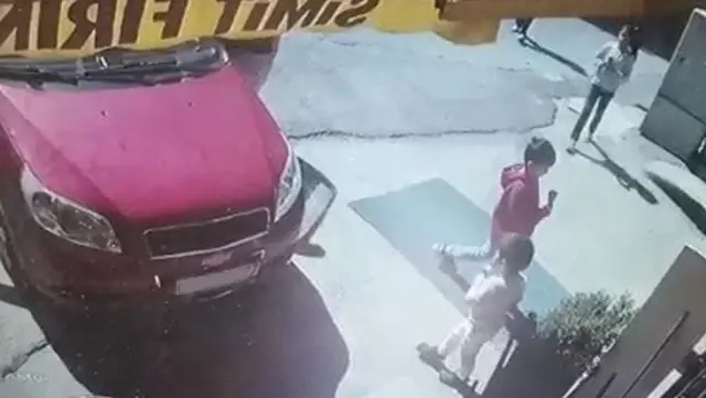 Sürücüsünün el frenini çekmeye unuttuğu otomobil fırına böyle girdi Sürücüsünün el frenini çekmeye unuttuğu otomobil fırına böyle girdi