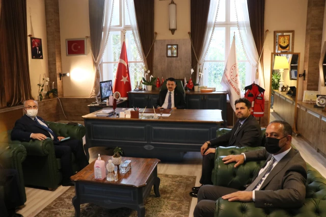 Son dakika haberleri! Bakan Pakdemirli, İzmir'de İl Sağlık Müdürlüğünü ziyaret etti