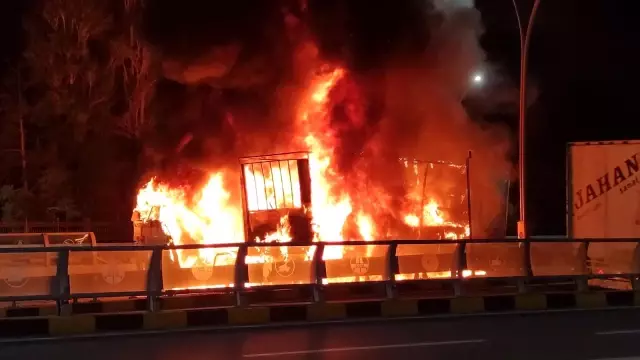 Van'da tır yol ortasında alev alev yandı