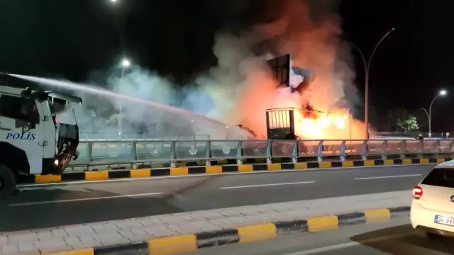 Van'da tır yol ortasında alev alev yandı