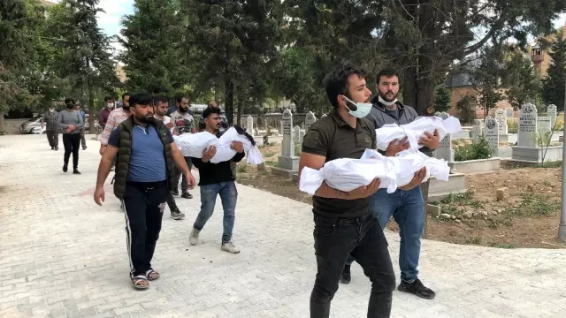 Son dakika haber! Yangında ölen 3 küçük kız kardeş yan yana defnedildi Son dakika haber! Yangında ölen 3 küçük kız kardeş yan yana defnedildi