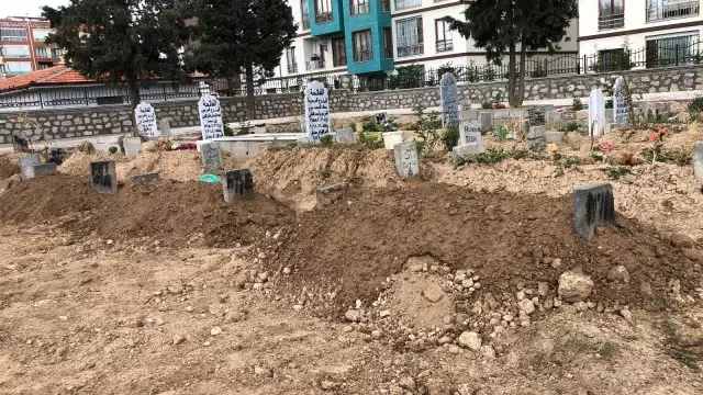 Son dakika haber! Yangında ölen 3 küçük kız kardeş yan yana defnedildi