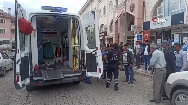 Yaşlı adam bir anda yere yığıldı, çevredeki vatandaşlar seferber oldu Yaşlı adam bir anda yere yığıldı, çevredeki vatandaşlar seferber oldu