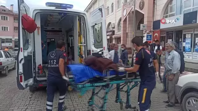 Yaşlı adam bir anda yere yığıldı, çevredeki vatandaşlar seferber oldu Yaşlı adam bir anda yere yığıldı, çevredeki vatandaşlar seferber oldu