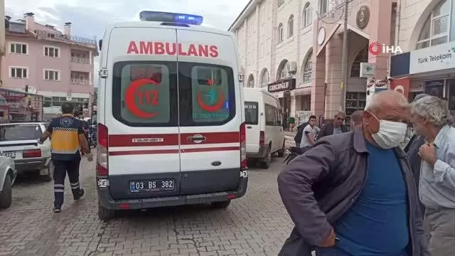 Yaşlı adam bir anda yere yığıldı, çevredeki vatandaşlar seferber oldu Yaşlı adam bir anda yere yığıldı, çevredeki vatandaşlar seferber oldu