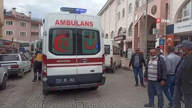 Yaşlı adam bir anda yere yığıldı, çevredeki vatandaşlar seferber oldu Yaşlı adam bir anda yere yığıldı, çevredeki vatandaşlar seferber oldu