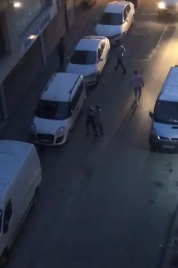 Yabancı iki grup Zeytinburnu'nda karşı karşıya geldi! Feci olayda 1 kişi boğazından bıçaklandı Yabancı iki grup Zeytinburnu'nda karşı karşıya geldi! Feci olayda 1 kişi boğazından bıçaklandı
