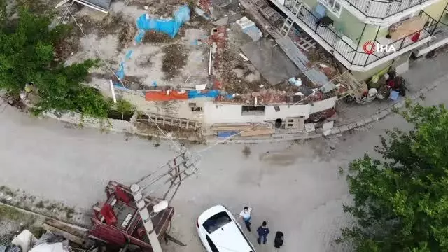 3 katlı binanın en alt katındaki daireyi kiralayıp, kaçak kazıyla yeraltı şehri buldular 3 katlı binanın en alt katındaki daireyi kiralayıp, kaçak kazıyla yeraltı şehri buldular