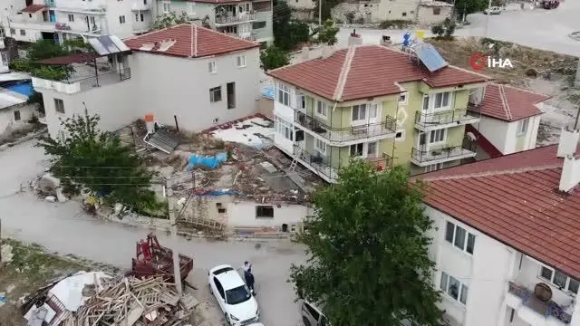 3 katlı binanın en alt katındaki daireyi kiralayıp, kaçak kazıyla yeraltı şehri buldular 3 katlı binanın en alt katındaki daireyi kiralayıp, kaçak kazıyla yeraltı şehri buldular