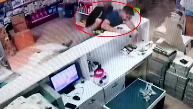 Yürekleri ağza getiren anlar! Asma kattan oğlunun üzerine düştü Yürekleri ağza getiren anlar! Asma kattan oğlunun üzerine düştü