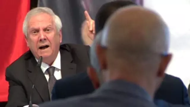 Aziz Yıldırım basın toplantısında çok sinirlendi: Bana kimse bir şey gösteremez, her gecenin bir sabahı olmaz Aziz Yıldırım basın toplantısında çok sinirlendi: Bana kimse bir şey gösteremez, her gecenin bir sabahı olmaz