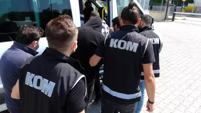 Cep telefonu kaçakçılığıyla ilgili 6 kişi adliyeye sevk edildi Cep telefonu kaçakçılığıyla ilgili 6 kişi adliyeye sevk edildi