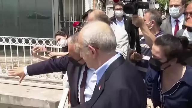 CHP Genel Başkanı Kemal Kılıçdaroğlu, esnafı ziyaret etti (2) CHP Genel Başkanı Kemal Kılıçdaroğlu, esnafı ziyaret etti (2)