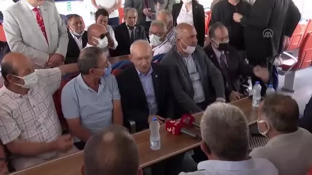 CHP Genel Başkanı Kemal Kılıçdaroğlu, esnafı ziyaret etti (2) CHP Genel Başkanı Kemal Kılıçdaroğlu, esnafı ziyaret etti (2)
