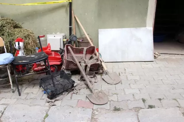 Defineciler kiraladıkları dairede yaptıkları kaçak kazıda yer altı şehri buldu Defineciler kiraladıkları dairede yaptıkları kaçak kazıda yer altı şehri buldu