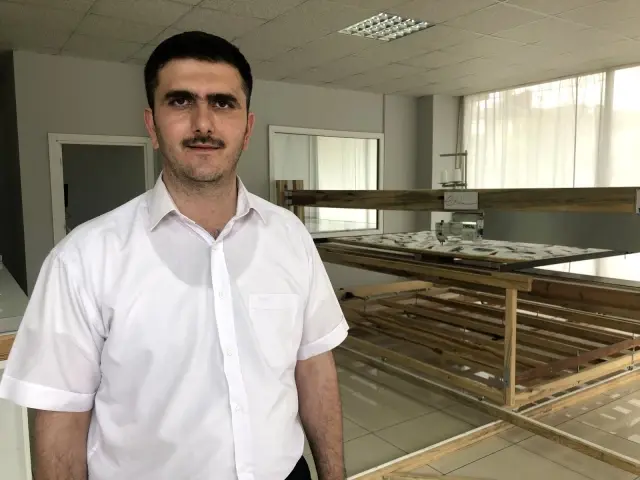 Dikim makinesi fiyatı yüksek olunca ahşaptan kendisi üretti Dikim makinesi fiyatı yüksek olunca ahşaptan kendisi üretti