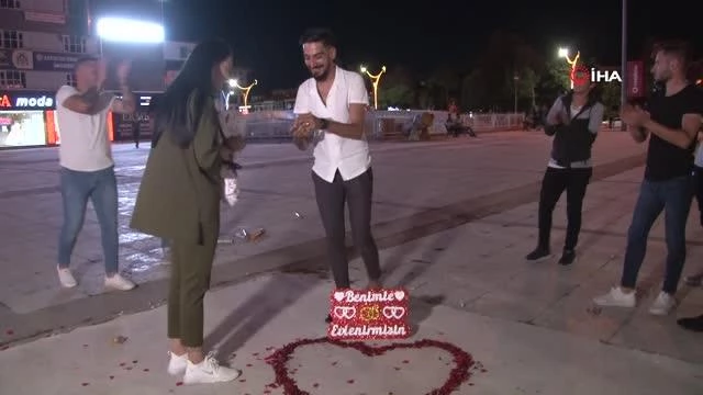 Erzincan'da genç adamdan kız arkadaşına meydanda sürpriz evlilik teklifi