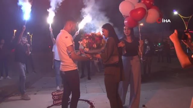 Erzincan'da genç adamdan kız arkadaşına meydanda sürpriz evlilik teklifi
