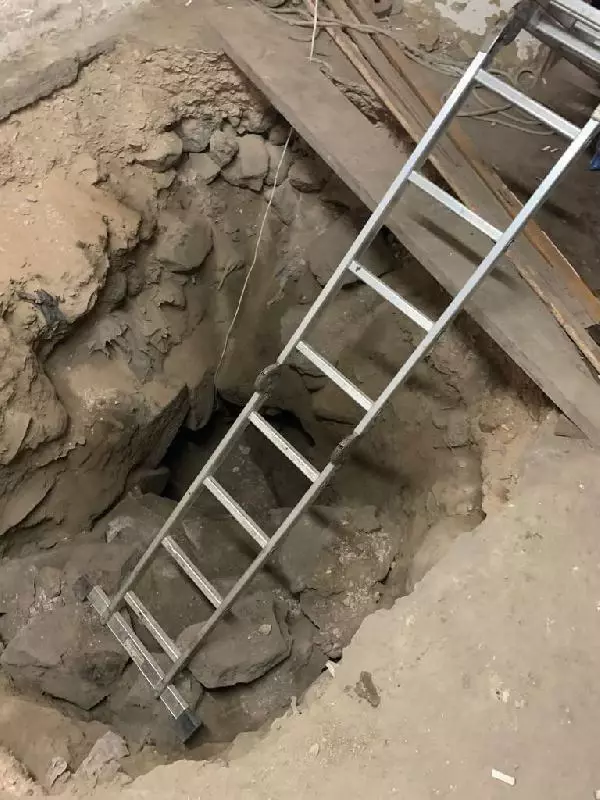 Evde yapılan kaçak kazıda, tarihi yer altı şehri ortaya çıktı Evde yapılan kaçak kazıda, tarihi yer altı şehri ortaya çıktı