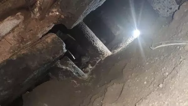 Evde yapılan kaçak kazıda, tarihi yer altı şehri ortaya çıktı Evde yapılan kaçak kazıda, tarihi yer altı şehri ortaya çıktı