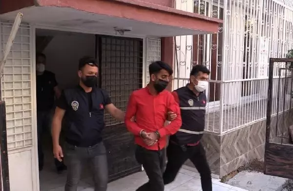 Fuhuş baskını yaptıkları evde polis yeleği bulan ekipler şaşıp kaldı Fuhuş baskını yaptıkları evde polis yeleği bulan ekipler şaşıp kaldı