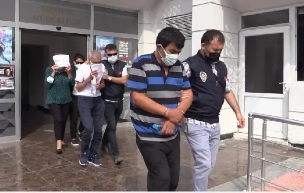 Fuhuş baskını yaptıkları evde polis yeleği bulan ekipler şaşıp kaldı Fuhuş baskını yaptıkları evde polis yeleği bulan ekipler şaşıp kaldı