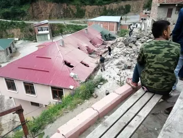 Giresun'da yol genişletme çalışması sırasında patlatılan dinamitler az kalsın faciaya neden olacaktı Giresun'da yol genişletme çalışması sırasında patlatılan dinamitler az kalsın faciaya neden olacaktı