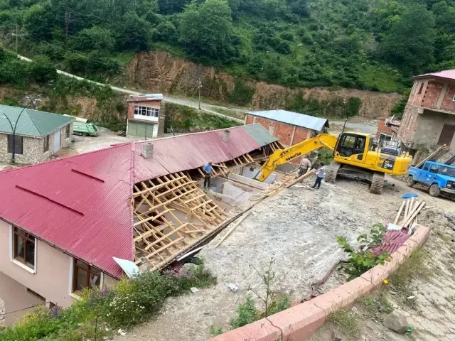 Giresun'da yol genişletme çalışması sırasında patlatılan dinamitler az kalsın faciaya neden olacaktı