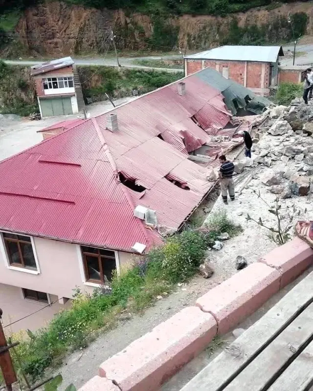 Giresun'da yol genişletme çalışması sırasında patlatılan dinamitler az kalsın faciaya neden olacaktı