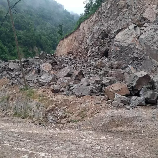 Giresun'da yol genişletme çalışması sırasında patlatılan dinamitler az kalsın faciaya neden olacaktı