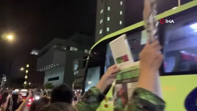 Hong Kong'da muhalif Apple Daily gazetesi kapatıldıHong Konglular gazetenin son baskısını almak için bayilere akın etti