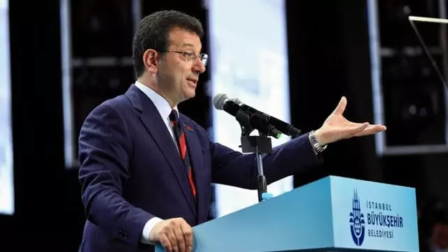 İBB'nin organizasyonunda Akşener'in yakasındaki rozet dikkat çekti İBB'nin organizasyonunda Akşener'in yakasındaki rozet dikkat çekti