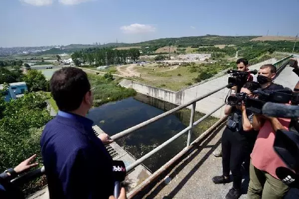 Bakanla aynı anda Kanal İstanbul alanını ziyaret eden İmamoğlu espiriyi patlattı