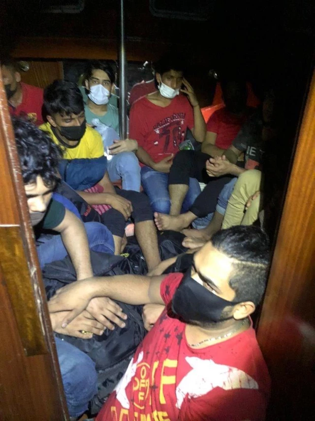 Son dakika haberi... İzmir'de yelkenli tekneyle yurt dışına çıkmaya çalışan 44 sığınmacı yakalandı, 2 kişi gözaltına alındı